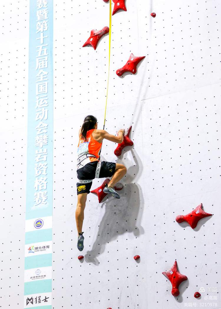 包含国际攀岩邀请赛，攀登高峰的竞技激情的词条