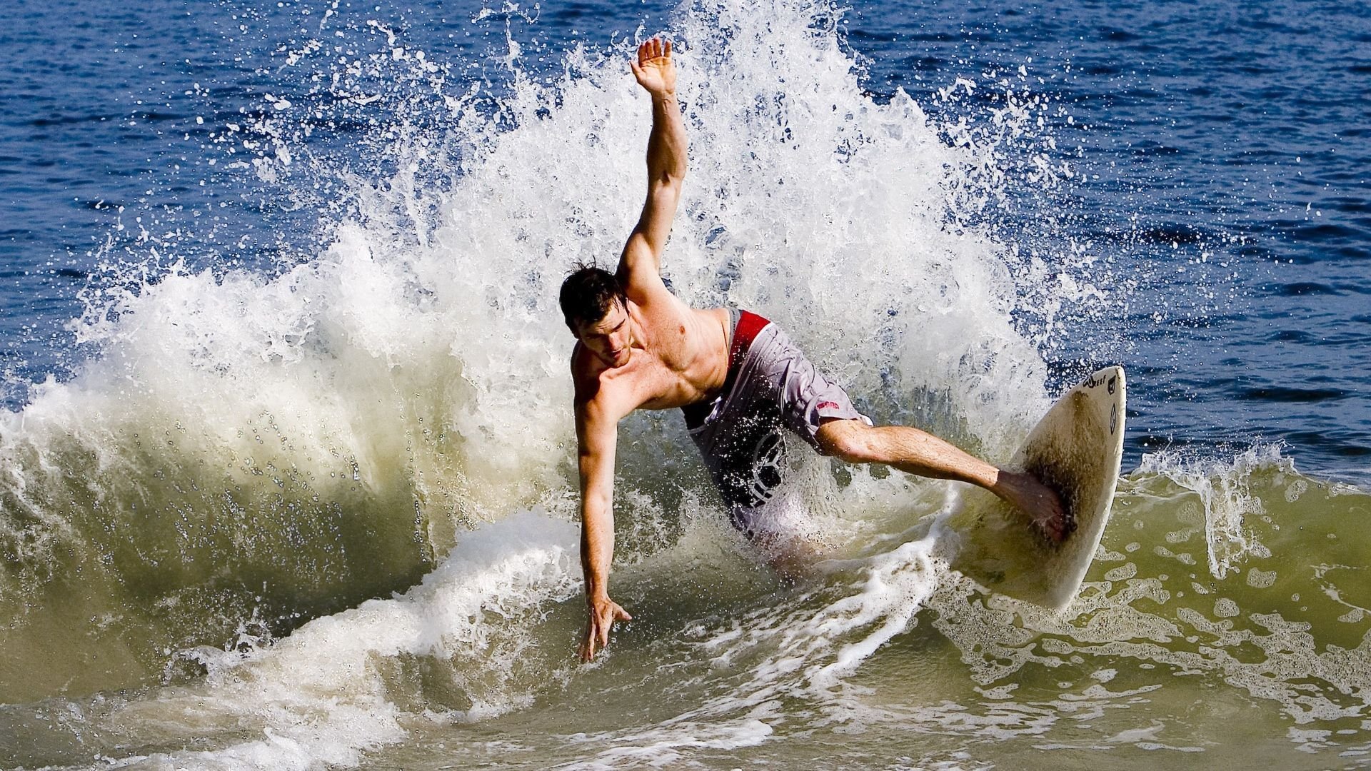 MILAN SPORTS中国站-“豪车激烈飙驰：速度与激情的极致演绎”，速度激情赛车