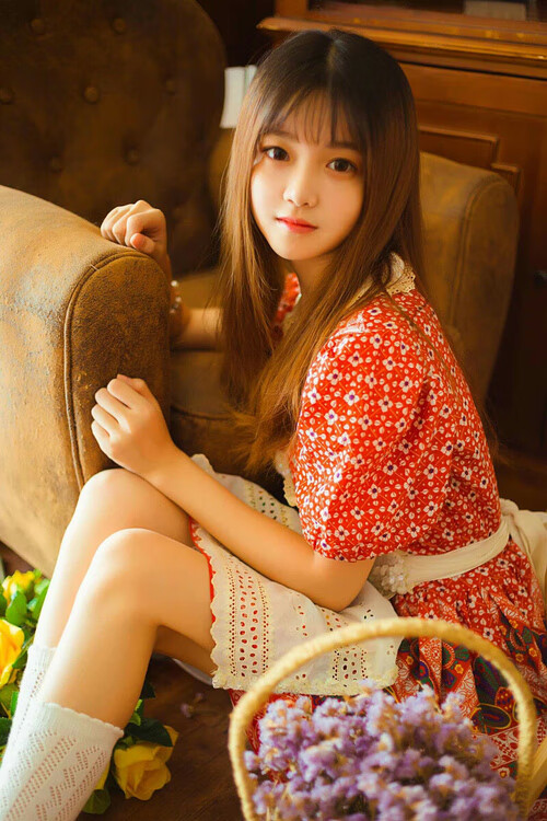 米兰体育官方网址入口-场边镜头记录球员互动瞬间展现团队温情与默契，球员们在赛场上展现